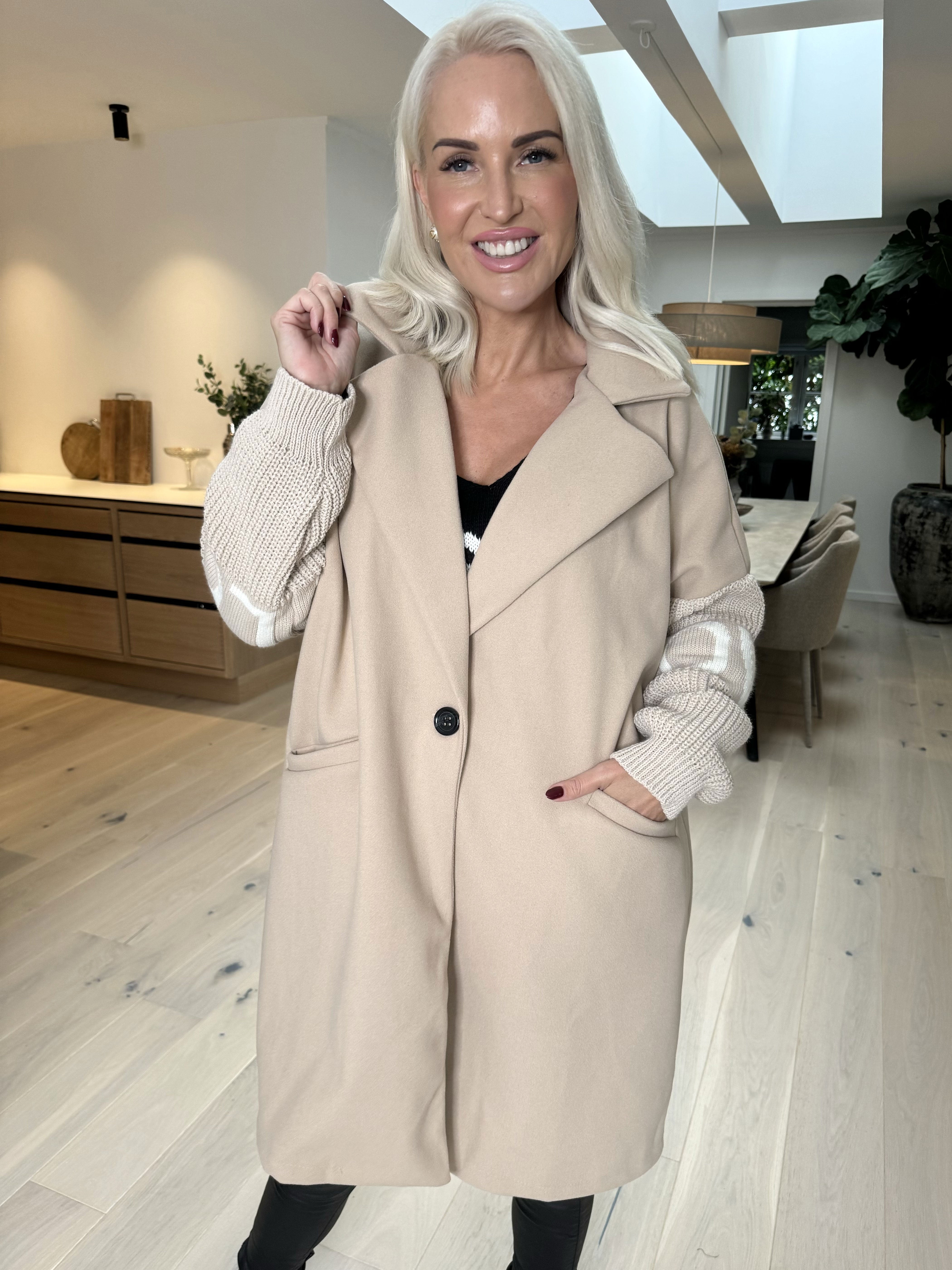 Debbie Short - Jacka med stickade ärmar